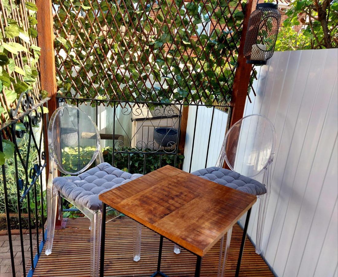 Pretty Studio With A Private Terrace Лондон Екстер'єр фото